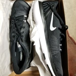 NIKE SUPREME
